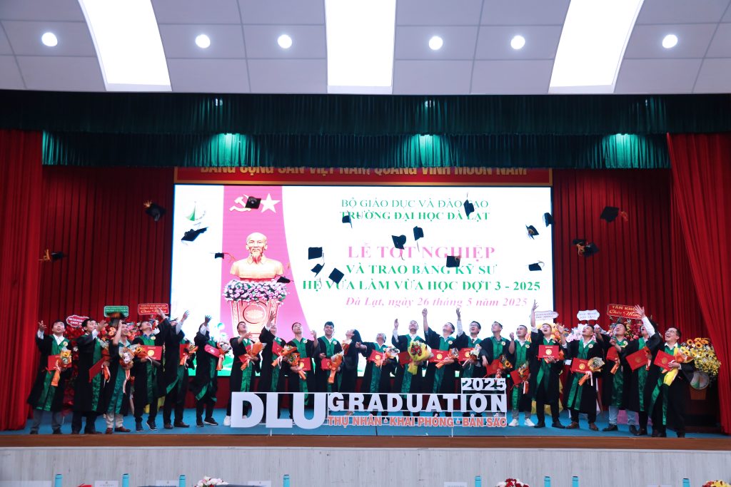 LỄ TỐT NGHIỆP CHO TÂN KỸ SƯ NGÀNH CÔNG NGHỆ THÔNG TIN HỆ VỪA LÀM VỪA HỌC
